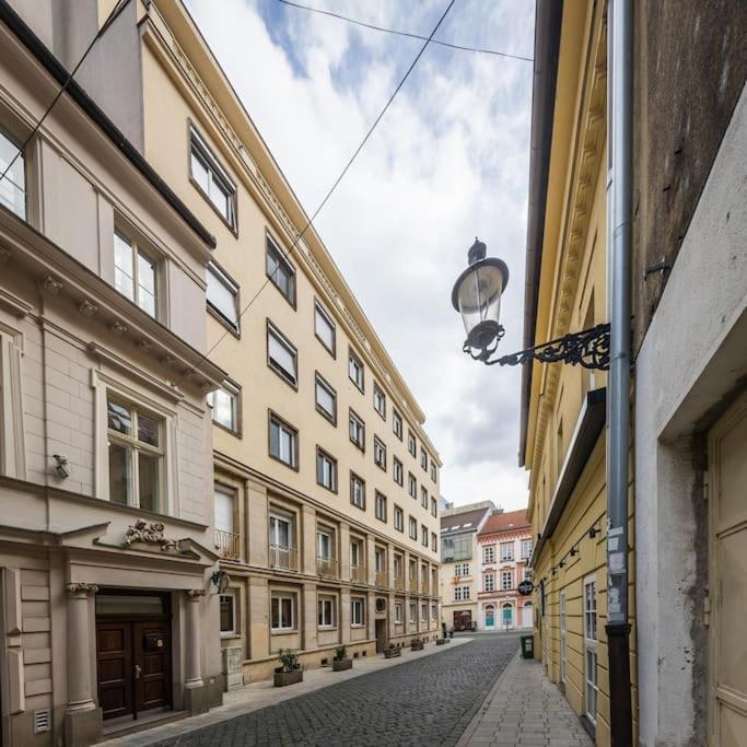 I & I Apart, Garage - Historical Old Town Bratislava Bagian luar foto